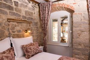 Posteľ alebo postele v izbe v ubytovaní Studio Amore in Diocletian palace