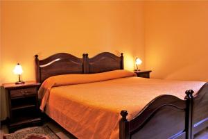 - une chambre avec un lit et 2 lampes sur les tables dans l'établissement Ai Tre Parchi Bed And Bike, à Randazzo
