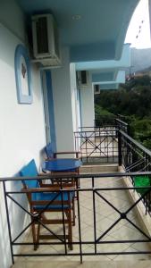 een balkon met een tafel en stoelen op een huis bij Studios Elpida in Tiros