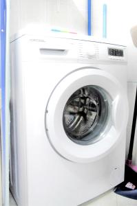 - Lavadora blanca en la habitación en Apt. Lourdes, close to the Teresitas & Anaga, en San Andrés