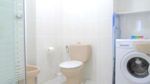Un baño con inodoro y lavadora. en Apt. Lourdes, close to the Teresitas & Anaga, en San Andrés 20 fotos más