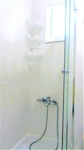 y baño con ducha y grifo. en Apt. Lourdes, close to the Teresitas & Anaga, en San Andrés