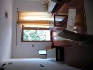 ein Zimmer mit einem Fenster und einer Treppe in der Unterkunft Apartmani Katarina in Budva