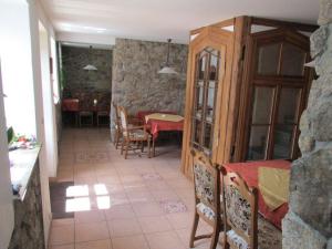 uma cozinha e sala de jantar com mesa e cadeiras em Hotel Pension Am Kurzentrum em Bad Suderode