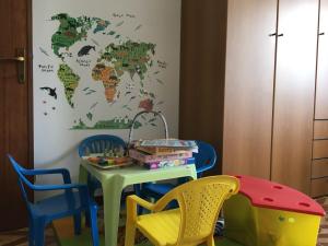 コーリコにあるPatty's Houseの子供用テーブルと椅子(壁に世界地図付)
