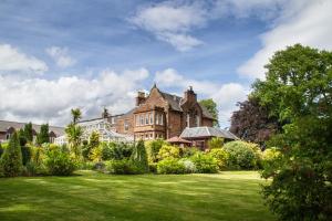 una casa grande con césped delante en Auchrannie Resort en Brodick