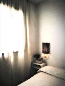タリファにあるOneのベッドルーム1室(ベッド1台付)、植物のある窓が備わります。