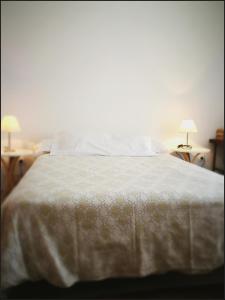 タリファにあるOneのベッドルーム1室(白いベッド1台、テーブルにランプ2つ付)