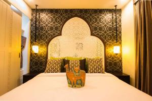 una camera da letto con un grande letto con una grande testiera di Palette The Grand Morocc Hotel a Mae Rim