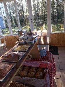 um buffet de comida numa mesa num quarto em Guesthouse Húsid em Hlíðarendi