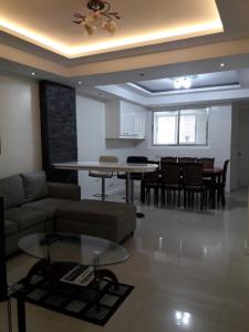 Area tempat duduk di Golden Queen Suites