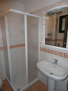 een badkamer met douche en wastafel bij Residence Il Mulinaccio in Pievepelago