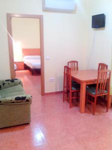 クエンカにあるホテル RC ラモン イ カハルのテーブルと椅子、ベッドルーム1室が備わります。