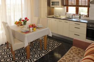 Una cocina o zona de cocina en Apartments Hrabar