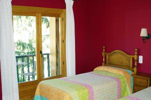A bed or beds in a room at Hosteleria Santa Cruz