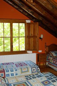 A bed or beds in a room at Hosteleria Santa Cruz