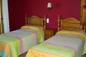 A bed or beds in a room at Hosteleria Santa Cruz