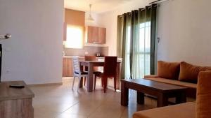 A kitchen or kitchenette at Apartments Alavana