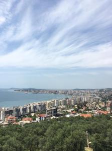 vista su una città e su una cassa d'acqua di Rezidenca Martin a Vlorë