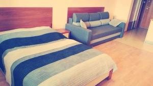 pokój hotelowy z łóżkiem i kanapą w obiekcie Apartament Zdrojowa u Heleny w Świnoujściu
