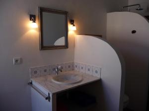 baño con lavabo y espejo en la pared en Casa A Rota Chambres d'Hôtes, en Ersa