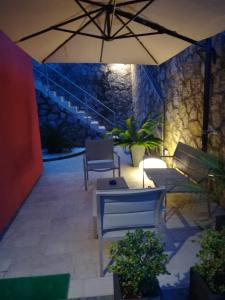 een patio met een tafel en een parasol bij B&B Via delle 5 Terre in La Spezia