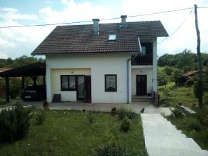 een klein wit huis met een zwart dak bij Studio Apartment Ivona & Tin in Slunj