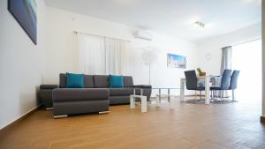 un soggiorno con divano e tavolo di TJ Apartment 2 Zadar a Zara (Zadar)