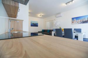 una cucina e un soggiorno con lavandino e tavolo di TJ Apartment 2 Zadar a Zara (Zadar)