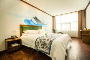 Nostalgia Hotel Near Tianjin Polar Ocean Word- Tianjin Fonte Joy World, 10 minutes drive away from Tianjin Tanggu High-Speed Railway Station, Free ice-cream, mineral water, snacks and laundry service, English communication well客房内的一张或多张床位