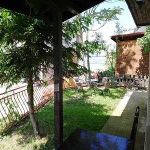 een uitzicht vanaf de veranda van een huis met een tafel en stoelen bij Villa Izgrev in Chernomorets
