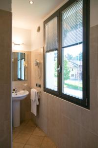 baño con lavabo y ventana en Residenza Del Parco, en Vigevano