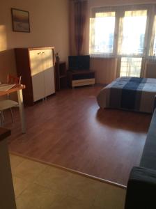 1 dormitorio con 1 cama y 1 mesa en una habitación en Apartament Zdrojowa u Heleny en Świnoujście