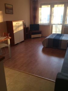 sypialnia z łóżkiem i stołem w pokoju w obiekcie Apartament Zdrojowa u Heleny w Świnoujściu