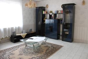 sala de estar con mesa de cristal y sofá en Orwa Vendégház, en Zalakaros