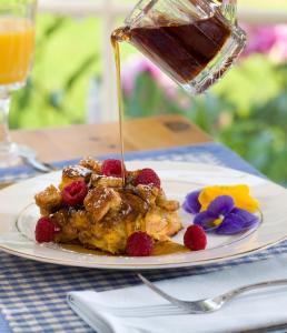 un plato de comida en una mesa con una bebida en Inn at the Park Bed and Breakfast, en South Haven