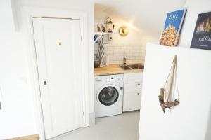 カルマルにあるGamla Kungsgatan Kalmarのキッチン(洗濯機、冷蔵庫付)