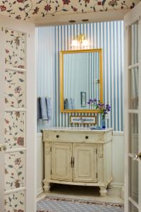 uma casa de banho com um espelho amarelo e um lavatório em Inn at the Park Bed and Breakfast em South Haven