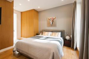 ロンドンにあるArcore Premium Apartments The Strandのベッドルーム1室(大型ベッド1台付)