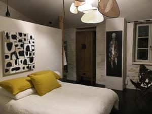 アル・アン・レにあるLes Clés d'Arsのベッドルーム(白い大型ベッド、黄色い枕付)