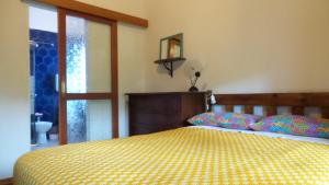 1 dormitorio con cama y ventana en RioB&B, en Alfero