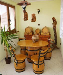 エルドベニヤにあるdomの木製のテーブルと椅子、植物が備わる客室です。