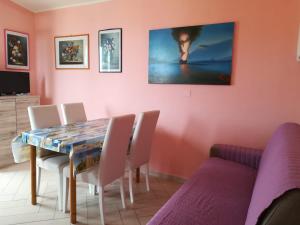 a dining room with a table and chairs at Casa vacanze "La Caldosa" in Badesi