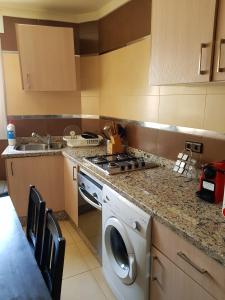 Kuchyň nebo kuchyňský kout v ubytování Fnideq Seaside Apartment
