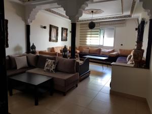 Posezení v ubytování Fnideq Seaside Apartment