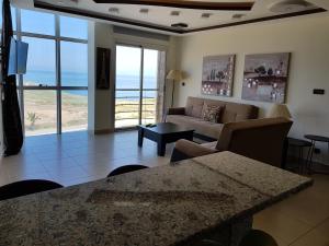 TV a/nebo společenská místnost v ubytování Fnideq Seaside Apartment