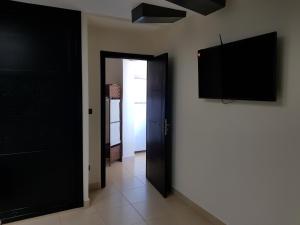 TV a/nebo společenská místnost v ubytování Fnideq Seaside Apartment