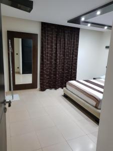 Postel nebo postele na pokoji v ubytování Fnideq Seaside Apartment