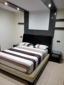 Postel nebo postele na pokoji v ubytování Fnideq Seaside Apartment