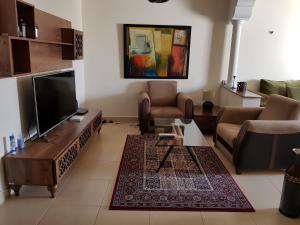TV a/nebo společenská místnost v ubytování Fnideq Seaside Apartment